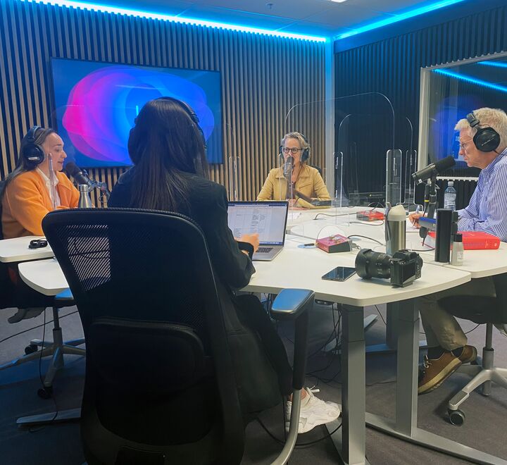 4 mennesker i podkaststudio